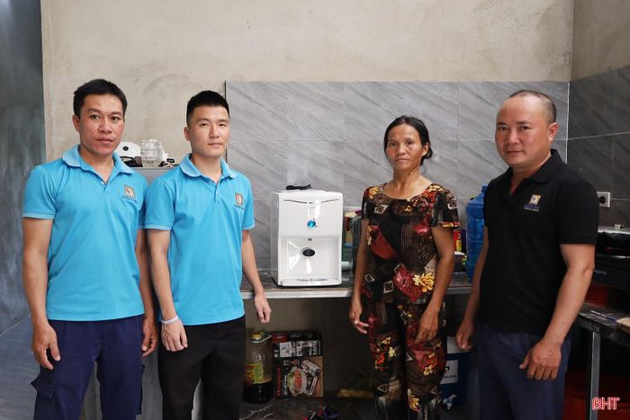 Đại diện Báo và phát thanh, truyền hình Hà Tĩnh cùng các nhà hảo tâm trao tặng tiền và hiện vật cho chị Đinh Thị Long.