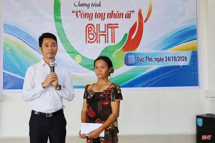 Nhân dịp này, đại diện Công ty Cổ phần Cung ứng Nhân lực Aladdin cũng tài trợ một suất học bổng du học tại Nhật Bản trị giá 100 triệu đồng cho một người con của chị Đinh Thị Long.