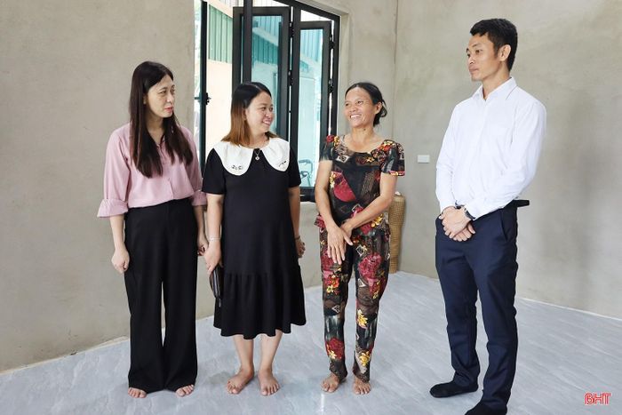 Chị Đinh Thị Long phấn khởi trong ngôi nhà được xây lên từ tình yêu thương của cộng đồng xã hội.