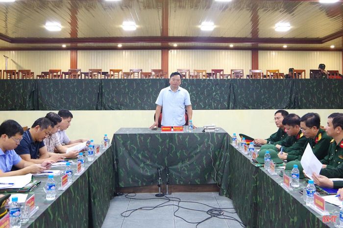 Đồng chí Hồ Huy Thành - Phó Chủ tịch UBND tỉnh điều hành cuộc họp đánh giá sau kiểm tra thực địa.