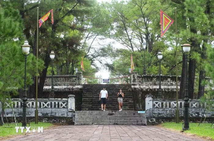 Du khách tham quan Di tích Đàn Nam Giao, thành phố Huế.( Ảnh: Nguyên Lý/TTXVN)