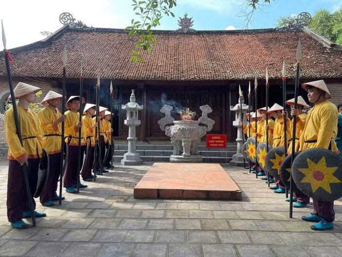 Đội nghi trượng trong trang phục truyền thống chỉnh tề, trang nghiêm trước chính điện Đền Nhược Sơn. (Nguồn: Cổng thông tin điện tử tỉnh Lào Cai)