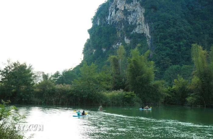 Trải nghiệm kayak trên sông Quây Sơn trên địa phận xã Đàm Thủy. (Ảnh: Chu Hiệu/TTXVN)