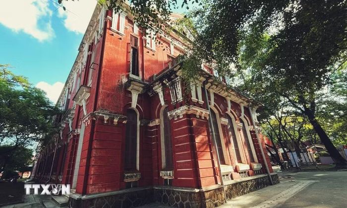 Qua thời gian, công trình vẫn giữ được nét cổ kính, trở thành một phần của di sản đô thị Huế. (Ảnh: Văn Dũng/TTXVN)