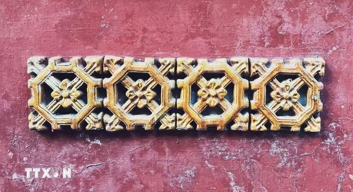 Các hoạ tiết trang nhã được trang trí xen kẽ trong từng không gian kiến trúc của ngôi trường. (Ảnh: Văn Dũng/TTXVN)