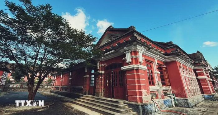 Ngôi trường mang đậm phong cách kiến trúc Đông Dương. (Ảnh: Văn Dũng/TTXVN)