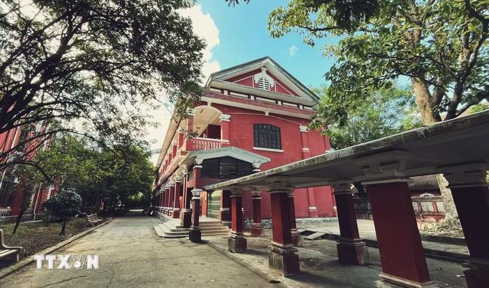 Ngôi trường mang đường nét kiến trúc cân đối, không gian mở cùng sự hiện diện của cây xanh tạo nên tổng thể vừa bề thế, trang nhã, vừa gần gũi với khí hậu và cảnh quan xứ Huế. (Ảnh: Văn Dũng/TTXVN)