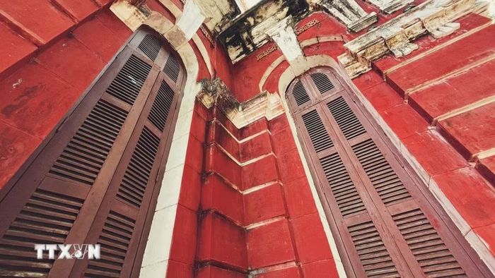 Đậm phong cách kiến trúc Đông Dương, ngôi trường nổi bật với sắc đỏ trầm ấm, những dãy nhà cổ kính, hệ thống cửa vòm. (Ảnh: Văn Dũng/TTXVN)