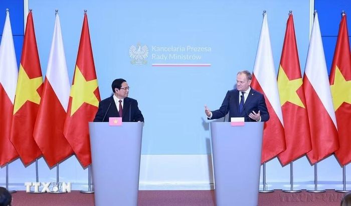 Thủ tướng Phạm Minh Chính và Thủ tướng Ba Lan Donald Tusk tại cuộc gặp gỡ báo chí hai nước sau hội đàm (Warsaw, 16/1/2025). (Ảnh: Dương Giang/TTXVN)