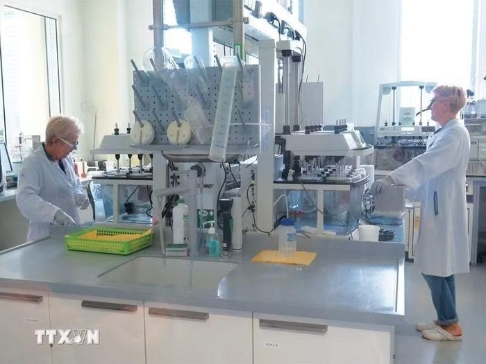 Tập đoàn Dược phẩm Adamed (Ba Lan) lại có mặt tại thị trường Việt Nam từ khá lâu, với sản phẩm thuốc Biseptol vốn rất quen thuộc với nhiều người Việt Nam. (Ảnh: TTXVN phát)