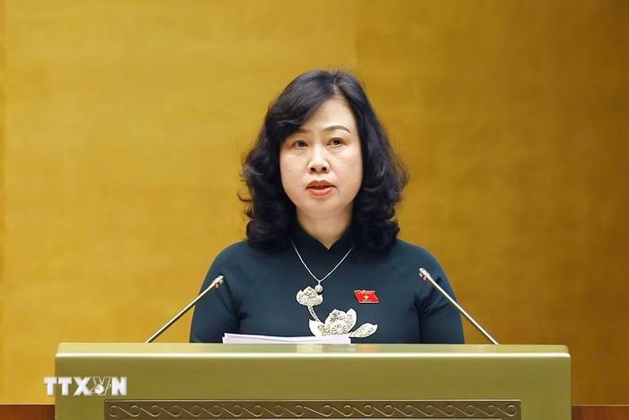 Bộ trưởng Bộ Y tế Đào Hồng Lan, thừa ủy quyền của Thủ tướng Chính phủ trình bày Tờ trình về dự án Luật An toàn thực phẩm (sửa đổi). (Ảnh: Doãn Tấn/TTXVN)