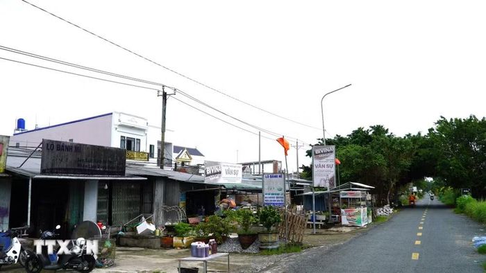 Vướng mắc trong công tác giải phóng mặt bằng ở xã Vĩnh Tuy (An Giang) ảnh hưởng tiến độ thi công dự án đường Hồ Chí Minh. (Ảnh: Văn Sĩ/TTXVN)