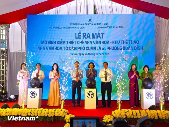 Phó Chủ tịch Ủy ban Nhân dân Thành phố Hà Nội Vũ Thu Hà cùng đại diện Sở Văn hóa, Thể thao và Du lịch Hà Nội, Ủy ban Nhân dân phường Xuân Đỉnh tại lễ ra mắt mô hình. (Ảnh: Minh Anh/Vietnam+)