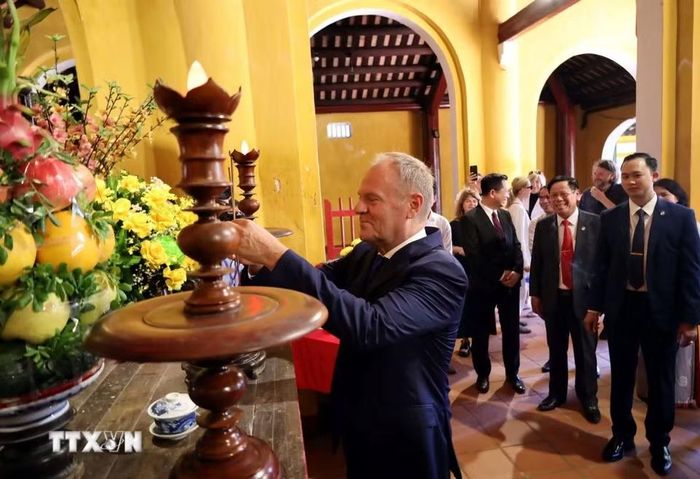 Thủ tướng Ba Lan Donald Tusk thăm di tích văn hóa lịch sử tại Phố cổ Hội An. (Ảnh: Trần Lê Lâm/TTXVN)