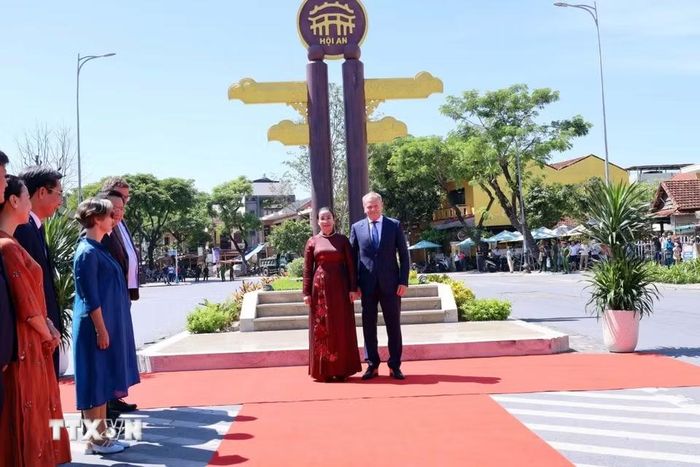 Phó Chủ tịch Ủy ban Nhân dân thành phố Đà Nẵng Nguyễn Thị Anh Thi đón Thủ tướng Ba Lan Donald Tusk thăm Phố cổ Hội An. (Ảnh: Trần Lê Lâm/TTXVN)