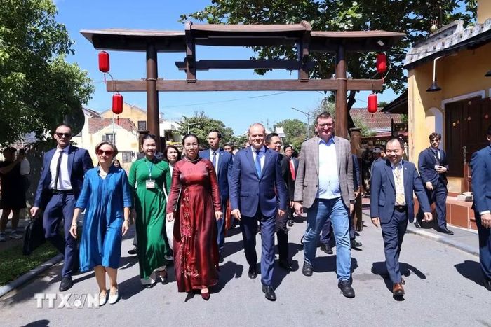 Thủ tướng Ba Lan Donald Tusk cùng đoàn đại biểu cấp cao thăm Phố cổ Hội An. (Ảnh: Trần Lê Lâm/TTXVN)