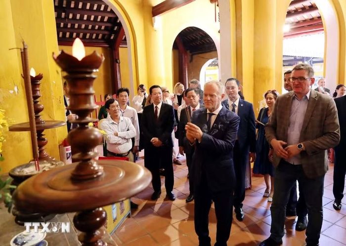 Thủ tướng Ba Lan Donald Tusk thăm di tích văn hóa lịch sử tại Phố cổ Hội An. (Ảnh: Trần Lê Lâm/TTXVN)