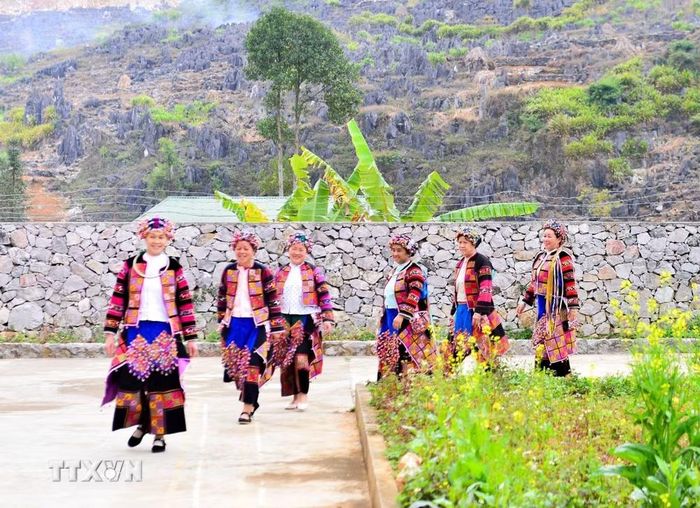 Những người phụ nữ Lô Lô rạng rỡ trong bộ trang phục truyền thống. (Ảnh: Nam Thái/TTXVN)