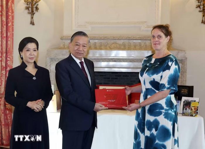 Tổng Bí thư, Chủ tịch nước Tô Lâm và Phu nhân Ngô Phương Ly tặng sách cho Thư viện Hoàng gia Bỉ. (Ảnh: Thống Nhất/TTXVN)
