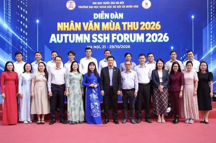 Các đại biểu chụp ảnh lưu niệm tại sự kiện. (Ảnh: Vietnam+)