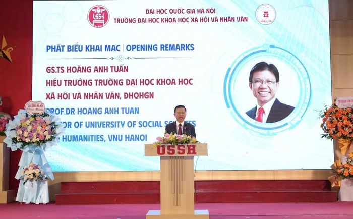 Giáo sư Hoàng Anh Tuấn phát biểu tại diễn đàn. (Ảnh: Vietnam+)