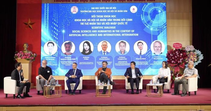 Các diễn giả chia sẻ tại sự kiện. (Ảnh: Vietnam+)