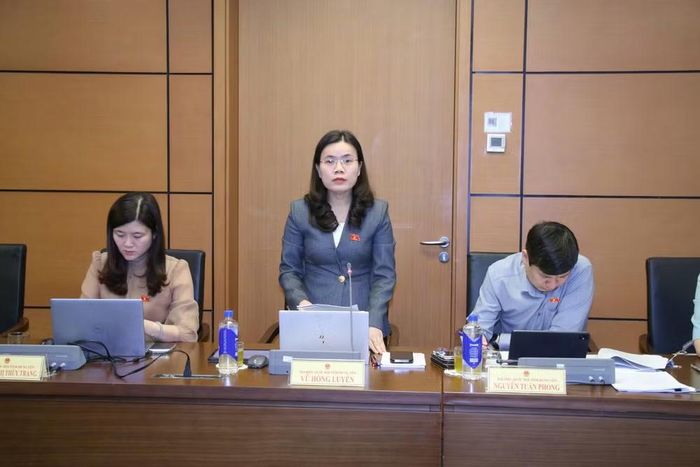 Đại biểu Vũ Hồng Luyến chỉ ra quy định bắt buộc phải chờ phê duyệt quy hoạch chi tiết xây dựng mới cho phép đề nghị thẩm định đánh giá tác động môi trường sẽ làm gia tăng thủ tục, kéo dài thời gian chuẩn bị đầu tư. (Ảnh: QH)