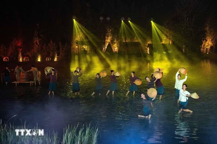 Hình ảnh những cô thôn nữ tại những làng quê Bắc Bộ - nơi gắn bó với nền nông nghiệp lúa nước từ ngàn đời trong chương trình thực cảnh Tinh hoa Bắc Bộ. (Ảnh: Phạm Tuấn Anh/TTXVN)