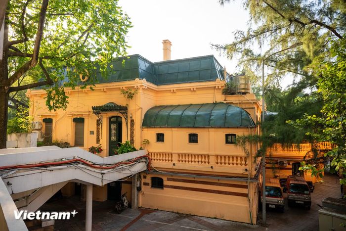 Cung Thiếu nhi Hà Nội có tổng diện tích khoảng 8.100 m2, là một tổ hợp kiến trúc mang dấu ấn của nhiều giai đoạn lịch sử. Nơi đây có tòa nhà Pháp cổ với vẻ trầm mặc, cổ kính, bên cạnh khối nhà chức năng mang phong cách kiến trúc hiện đại chịu ảnh hưởng Xô Viết. Sự hiện diện của hai ngôn ngữ kiến trúc trong cùng một không gian tạo nên diện mạo đặc trưng cho công trình. (Ảnh: Minh Sơn/Vietnam+)