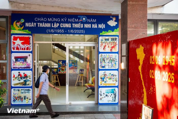 Trong bối cảnh đô thị liên tục thay đổi, những công trình lưu giữ ký ức cộng đồng càng trở nên đáng chú ý. Chúng giúp kết nối các thế hệ, tạo nên sự tiếp nối giữa quá khứ và hiện tại, đồng thời nhắc nhở rằng diện mạo một thành phố không chỉ được tạo nên bởi những công trình mới mà còn bởi những không gian đã cùng người dân đi qua năm tháng. (Ảnh: Minh Sơn/Vietnam+)