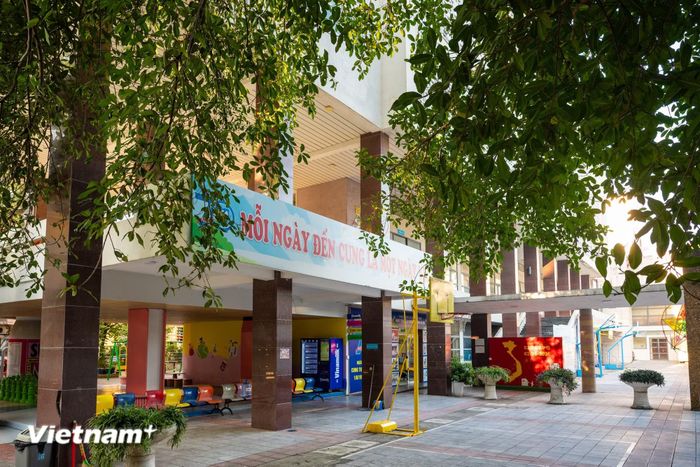 Suốt gần 40 năm kể từ khi chính thức mang tên Cung Thiếu nhi Hà Nội vào năm 1985, công trình đã gắn bó với nhiều thế hệ thiếu nhi. Với không ít gia đình, mối liên hệ ấy không dừng lại ở một thế hệ: cha mẹ từng theo học tại đây, rồi nhiều năm sau tiếp tục đưa con em mình đến tham gia các lớp năng khiếu. (Ảnh: Minh Sơn/Vietnam+)