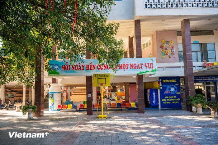 Giữa khu vực trung tâm ngày càng đông đúc, nơi những công trình mới liên tục xuất hiện và diện mạo đô thị thay đổi từng ngày, Cung Thiếu nhi vẫn mang dáng vẻ riêng. Giá trị của công trình vì thế không chỉ nằm ở tuổi đời hay kiến trúc, mà còn ở những gì đã diễn ra bên trong suốt nhiều thập niên. (Ảnh: Minh Sơn/Vietnam+)