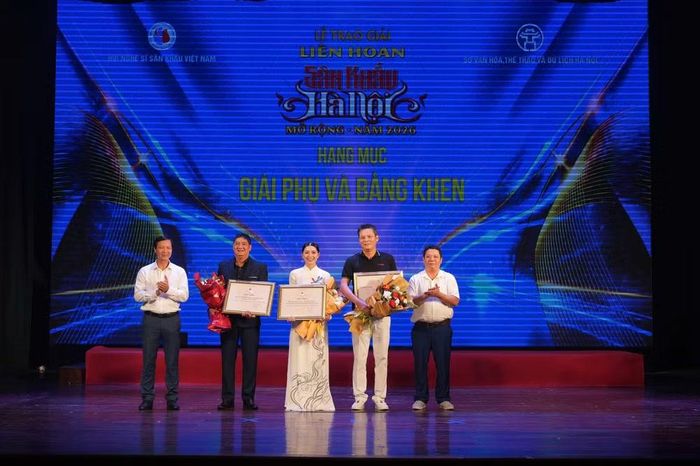 Tác giả, đạo diễn Lê Quý Dương (thứ hai từ phải sang) nhận Giải Tác phẩm ấn tượng về đề tài thanh niên xung phong được trao cho vở “Huyền thoại tuổi thanh xuân.” (Ảnh: PV/Vietnam+)