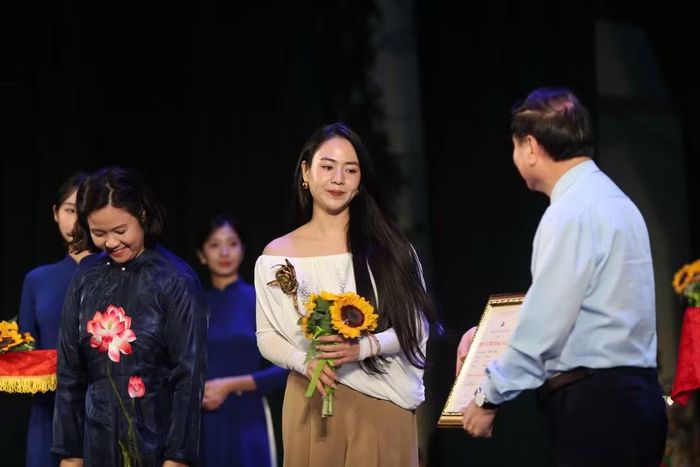 Diễn viên Nhật Kim Anh và diễn viên Việt Hoa nhận giải cá nhân. (Ảnh: PV/Vietnam+)