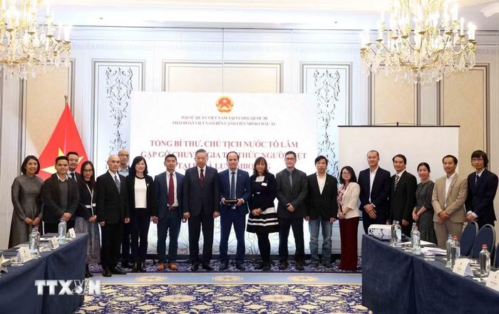 Tổng Bí thư, Chủ tịch nước Tô Lâm cùng các chuyên gia, trí thức người Việt Nam tại Bỉ và Luxembourg. (Ảnh: Thống Nhất/TTXVN)