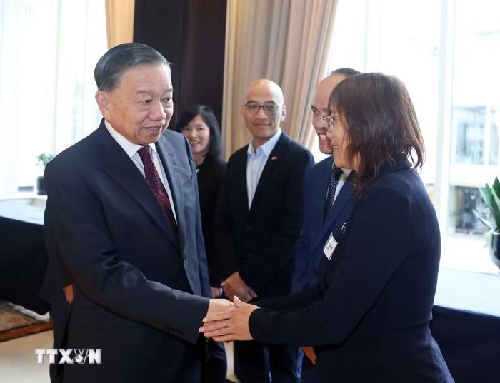 Tổng Bí thư, Chủ tịch nước Tô Lâm gặp gỡ chuyên gia, trí thức người Việt Nam tại Bỉ và Luxembourg. (Ảnh: Thống Nhất/TTXVN)