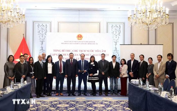 Tổng Bí thư, Chủ tịch nước Tô Lâm cùng các chuyên gia, trí thức người Việt Nam tại Bỉ và Luxembourg. (Ảnh: Thống Nhất/TTXVN)