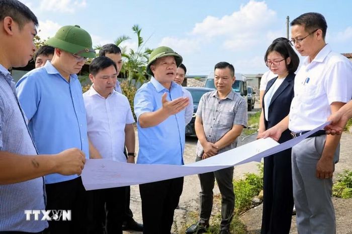 Ông Lê Trung Kiên, Phó Chủ tịch Ủy ban Nhân dân thành phố Hải Phòng thống nhất Dự án Vườn hoa khu vực đường vòng cầu Niệm hoàn thành giải phóng mặt bằng, trong tháng 10 hoàn thiện phương án cảnh quan, hạ tầng kỹ thuật và kiến trúc. (Ảnh: Hoàng Ngọc/TTXVN)