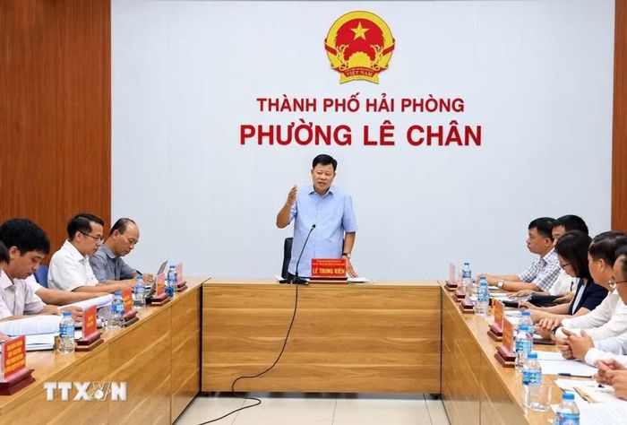 Ông Lê Trung Kiên, Phó Chủ tịch Ủy ban Nhân dân thành phố Hải Phòng làm việc với các phường Lê Chân, An Biên chốt tiến độ các dự án quan trọng. (Ảnh: Hoàng Ngọc/TTXVN)