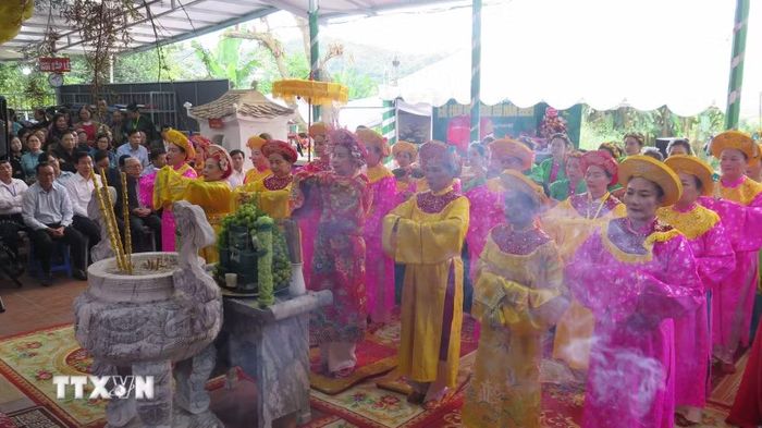 Lễ dâng hương tưởng niệm. (Ảnh: Hương Thu/TTXVN)