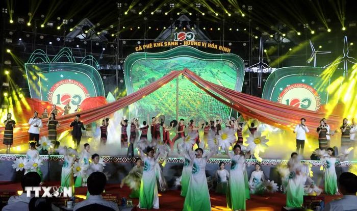 Tiết mục văn nghệ trong chương trình khai mạc. (Ảnh: Tường Vi/TTXVN)