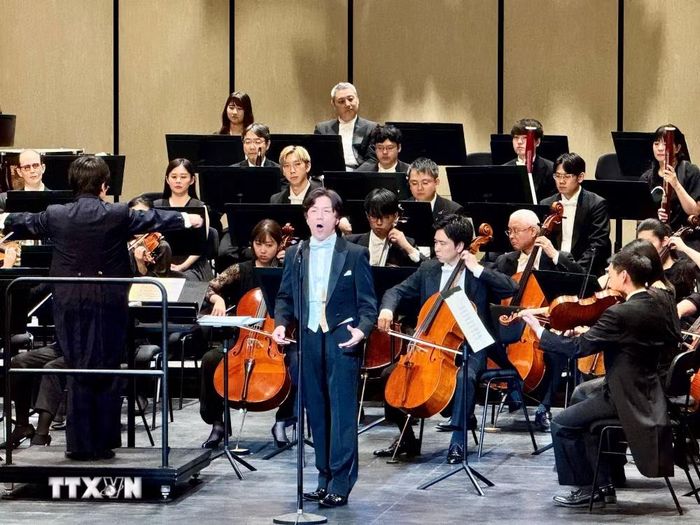 Nam nghệ sỹ opera nổi tiếng của Nhật Bản - tenor Kohei Yamamoto biểu diễn tại chương trình. (Ảnh: Phương Lan/TTXVN)
