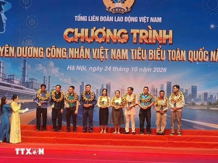 Các công nhân được vinh danh trong Chương trình tuyên dương Công nhân Việt Nam tiêu biểu toàn quốc năm 2026. (Ảnh: Nguyễn Trọng Lịch/TTXVN)