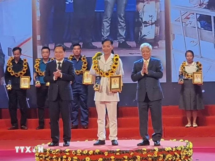 Các công nhân được vinh danh trong Chương trình tuyên dương Công nhân Việt Nam tiêu biểu toàn quốc năm 2026. (Ảnh: Nguyễn Trọng Lịch/TTXVN)