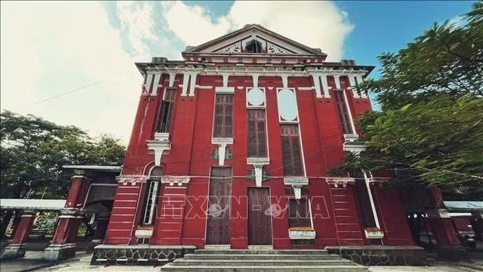 Ngôi trường mang đậm phong cách kiến trúc Đông Dương, ngôi trường nổi bật với sắc đỏ trầm ấm, hệ thống cửa vòm, hành lang rộng và mái ngói hài hòa gợi lên vẻ đẹp giao thoa giữa kiến trúc phương Tây và những yếu tố kiến trúc bản địa.