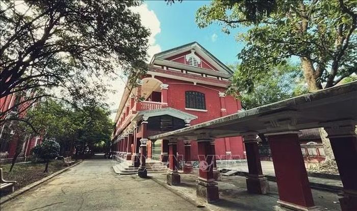 Ngôi trường mang đường nét kiến trúc cân đối, không gian mở cùng sự hiện diện của cây xanh tạo nên tổng thể vừa bề thế, trang nhã, vừa gần gũi với khí hậu và cảnh quan xứ Huế.