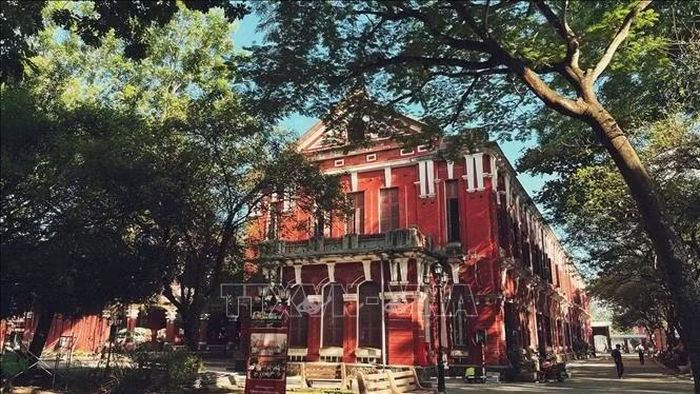 Ngôi trường mang đậm phong cách kiến trúc Đông Dương, ngôi trường nổi bật với sắc đỏ trầm ấm, hệ thống cửa vòm.