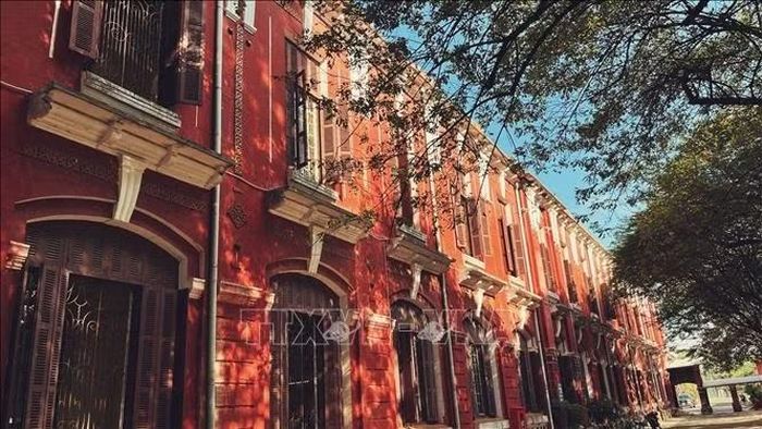Ngôi trường gợi lên vẻ đẹp giao thoa giữa kiến trúc phương Tây và những yếu tố kiến trúc bản địa.