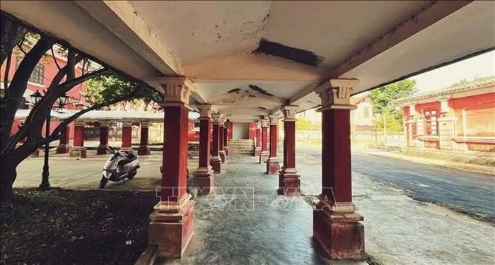 Ngôi trường nổi bật với hệ thống cửa vòm, hành lang rộng và mái ngói hài hoà.