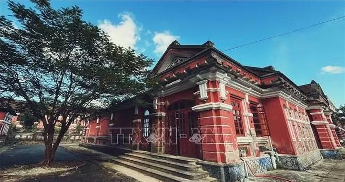 Ngôi trường mang đậm phong cách kiến trúc Đông Dương.
